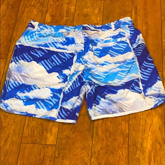 Sky high volley trucks - Picture 2 of 3